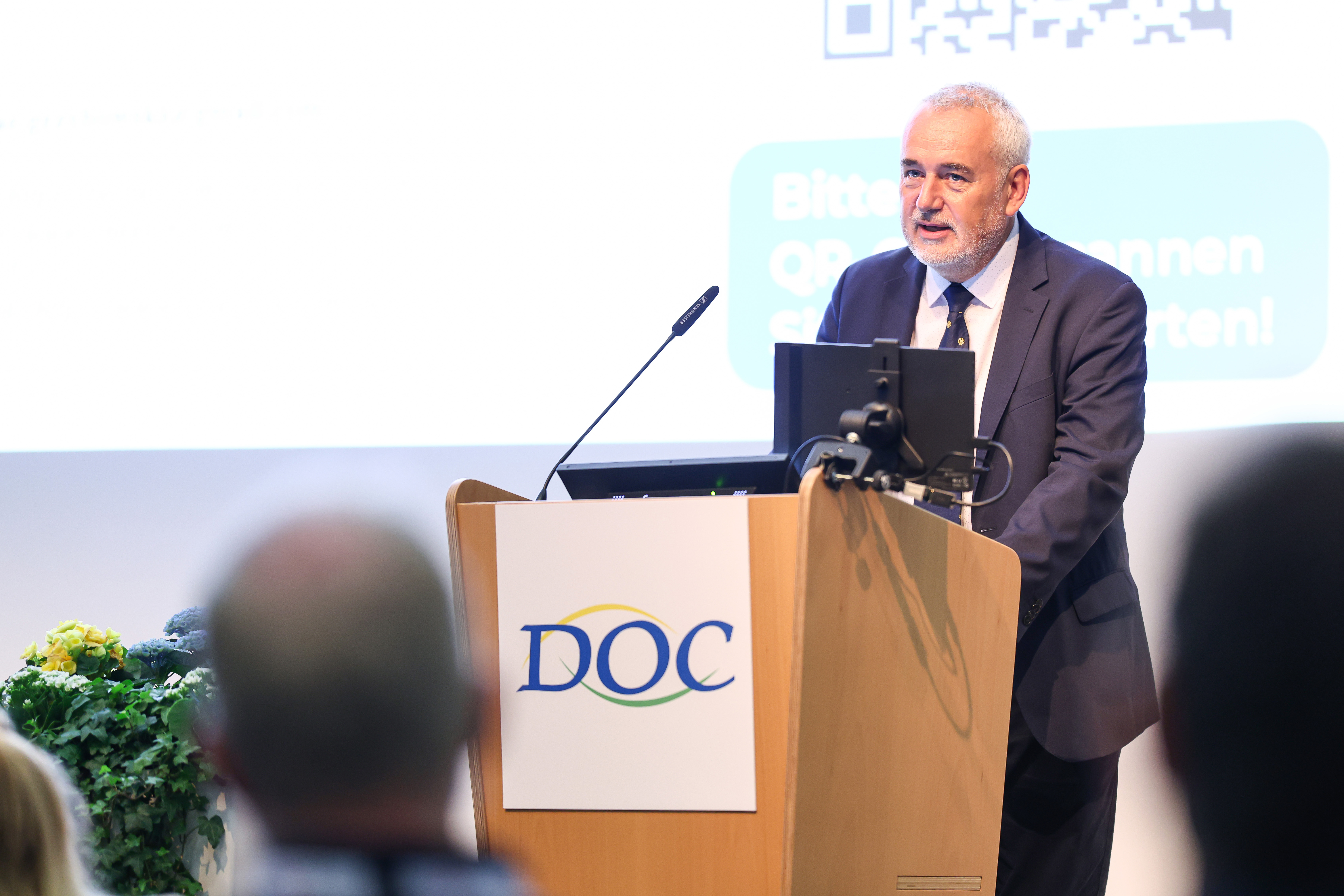 KEY NOTE LECTURE: Adversial attacks, the black box and the bias of AI - can we trust AI in ophthalmology?